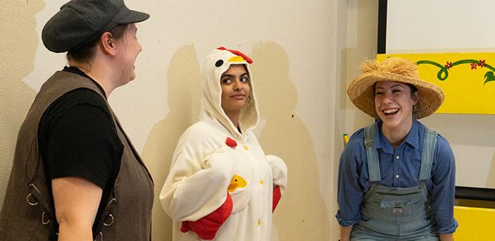 两个学生扮演农民站在笑的一边，一个学生扮演小鸡